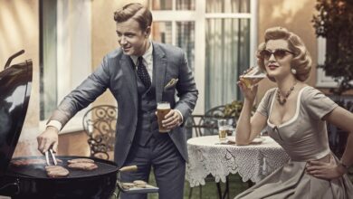 Homem em situações engraçadas do dia a dia, enfrentando os desafios de ser o ‘herói da casa’ com humor.