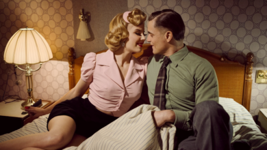 Casal apaixonado curtindo um momento íntimo, demonstrando carinho e conexão antes do sexo.