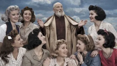 Mulheres apresentam suas queixas a Deus sobre menstruação, gravidez e o design masculino em uma reunião celestial.